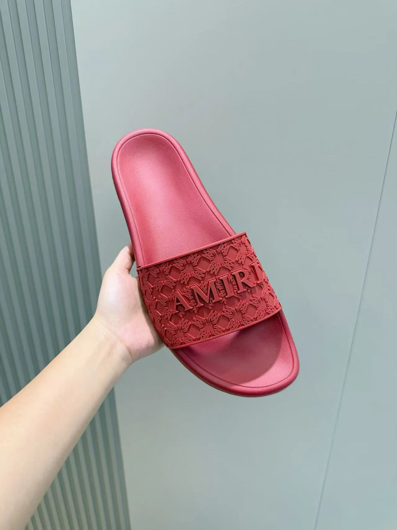 [AMIRI* Emil] P: 300💰 Size: 39-45 Official website new original 1:1 AMIRI* Emil classic men's slippers, high-end boutique, original material, TPU upper, foam bottom, fine workmanship, casual, loose and comfortable, a must-have in summer.
